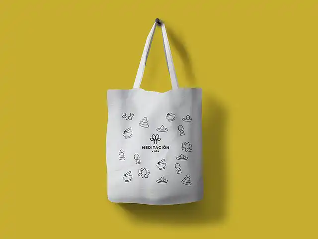 Diseño de identidad visual: para el diseño de la bolsa promocional se decidió colocar alrededor del logotipo los elementos gráficos que acompañan a la marca, que son ilustraciones en línea de Buda, flor de loto, piedras en equilibrio, gota de agua y cuenco. La bolsa es de tela de algodón y la impresión está realizada con tinta negra.