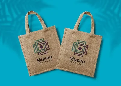 identidad visual empresarial. Bolsa de tejido orgánico con impresión del logotipo del museo que funciona como promocional.