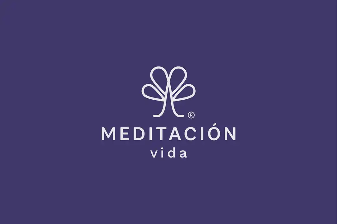 logotipo_escuela_meditación_vida – Nalé Diseno La identidad visual de escuela Meditación Vida está inspirada en los arquetipos Sabio, Cuidador e Inocente. La marca está dirigida a todas aquellas personas que se encuentren en la búsqueda de su paz interior y que busquen procesar emociones aflictivas, para afrontar los retos que están vivendo. El símbolo del logotipo es la representación minimalista de la higuera inda, donde Buda alcanzó la iluminación.