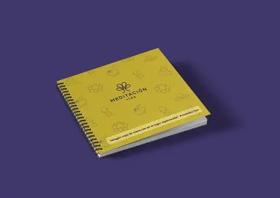 Para el diseño del cuaderno de apuntes de los alumnos se decidió colocar los elementos gráficos que acompañan a la marca alrededor del logotipo y en la parte inferior del cuaderno agregar una frase que respete la personalidad de la marca y que esté de acuerdo con la filosofía de la escuela.