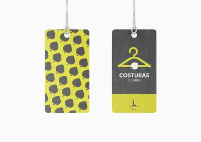 Identidad gráfica de una marca: Frente y vuelta de etiquetas para ropa de Costuras Osorio. Por el frente es un estampado con la hoja de árbol que tiene el logotipo, la hoja es color gris y el fondo amarillo. Por detrás la etiqueta tiene el logotipo y la talla de la prenda, respetando los colores de la marca: amarillo, blanco y gris.