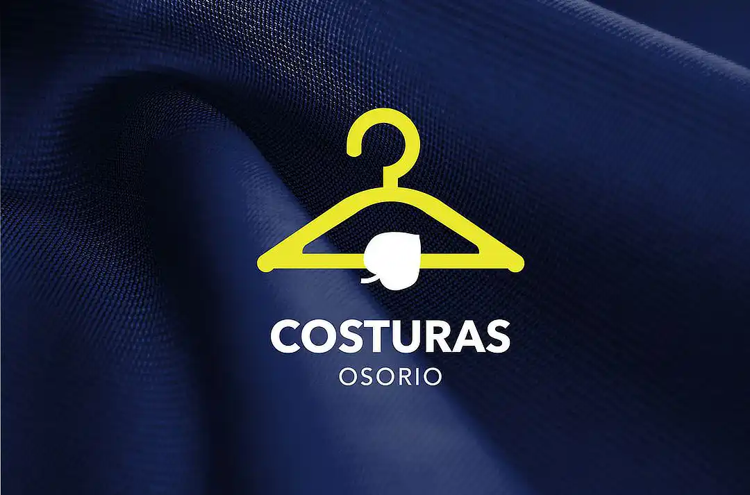 Logotipo-Costuras-Osorio Identidad visual empresarial. Logotipo Costuras Osorio. Gancho de ropa amarillo con hoja de bosque. El diseño está inspirado en los bosques de Yosondúa, Oaxaca, donde se encuentra este emprendimiento. La hoja también simboliza el respeto por la naturaleza que tiene este proyecto.