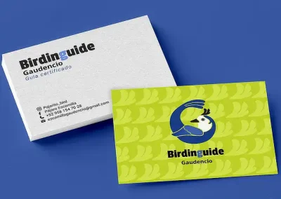 Mockup de tarjeta de presentación donde se muestra cómo se puede usar el mosaico con las ilustraciones que acompañan a la marca.